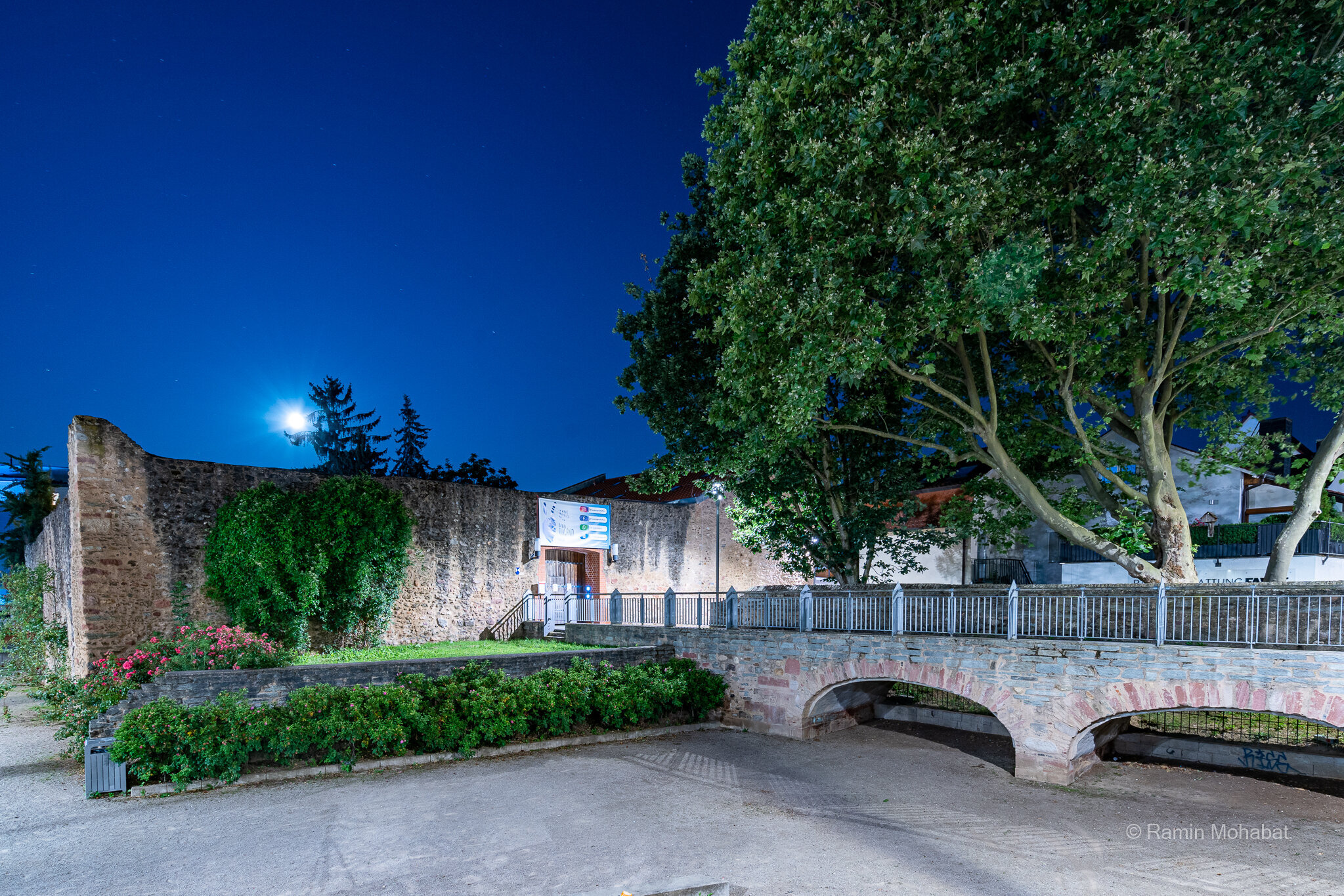 Altes Wasserschloss bei Nacht