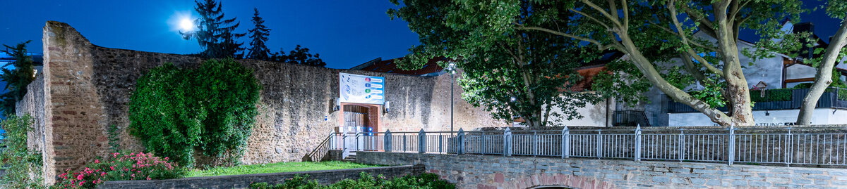 Altes Wasserschloss bei Nacht