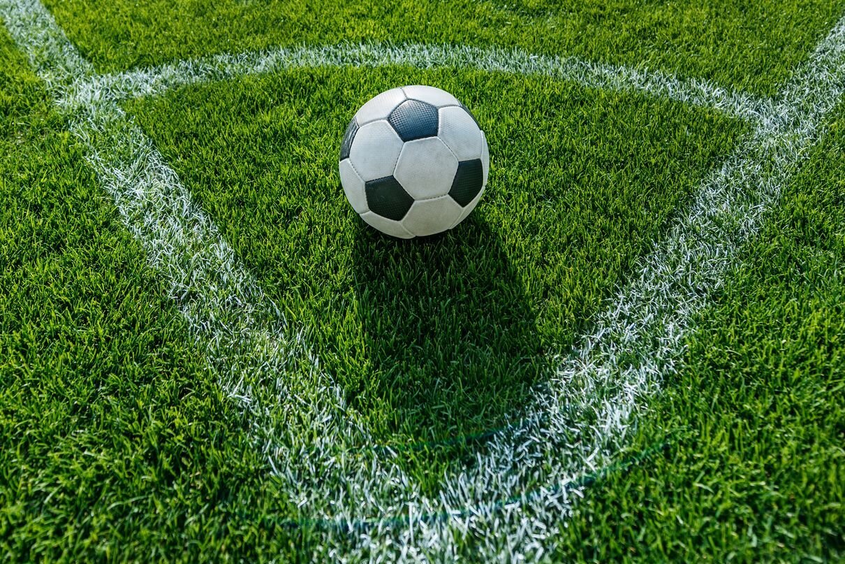 Fußball liegt im Stadion zum Eckball bereit