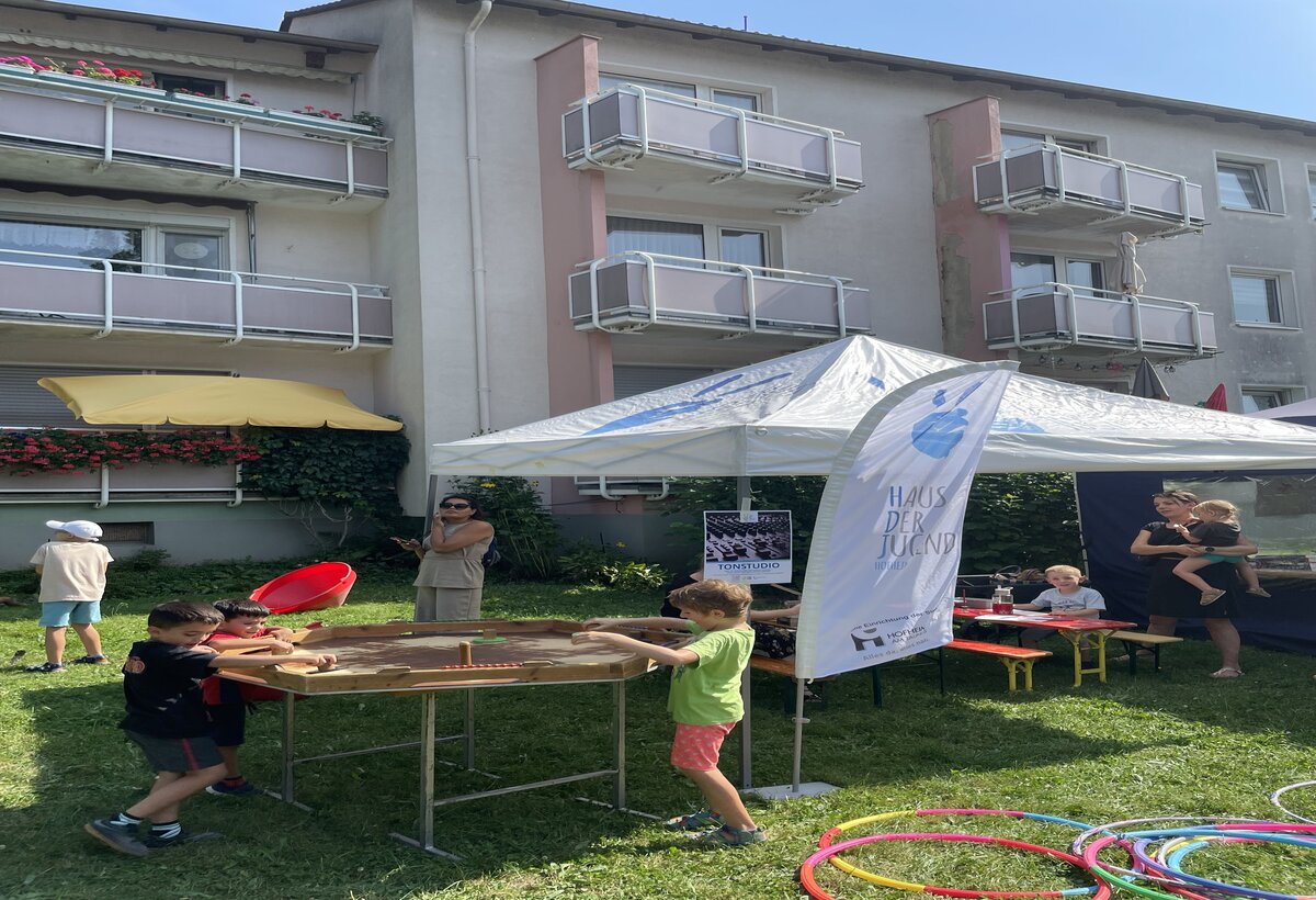 Kinder spielen an einem Air-Hockey-Tisch 