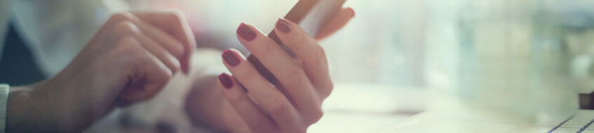 Hände halten ein Smartphone 