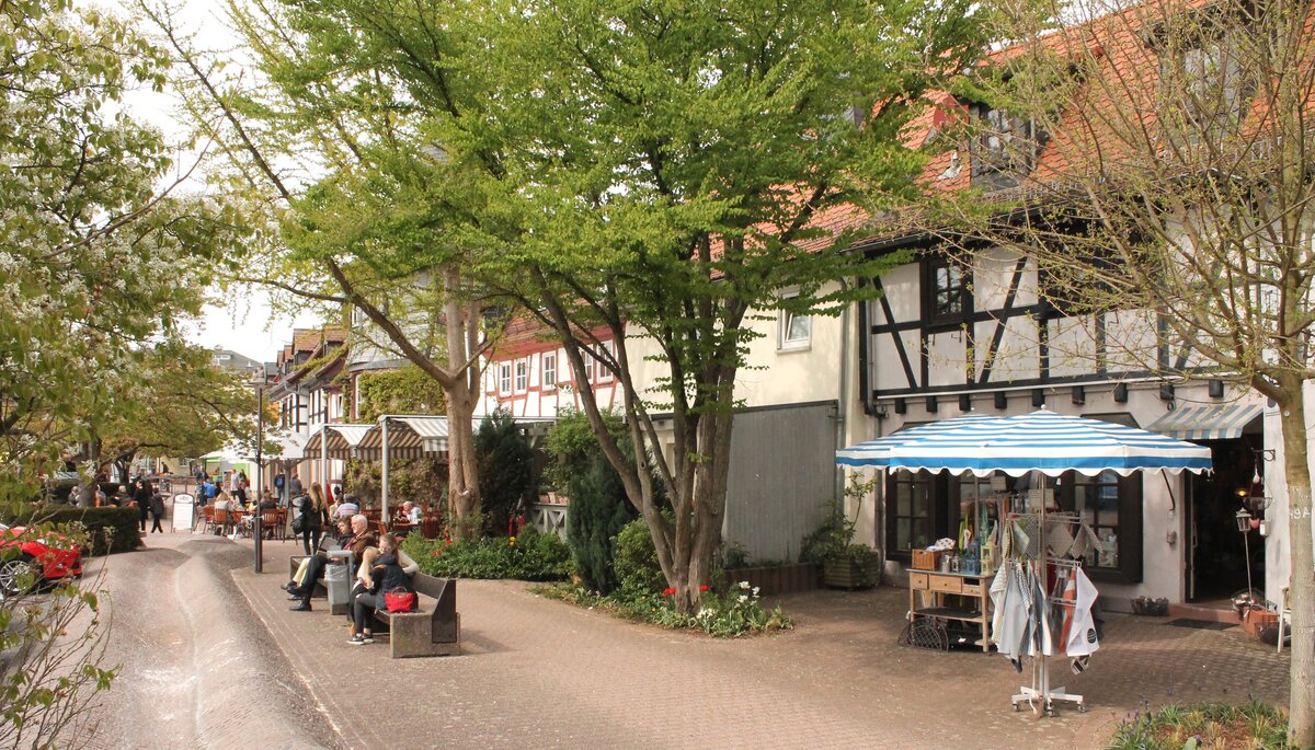 Platz am Untertor mit Teeladen und Gaststätte