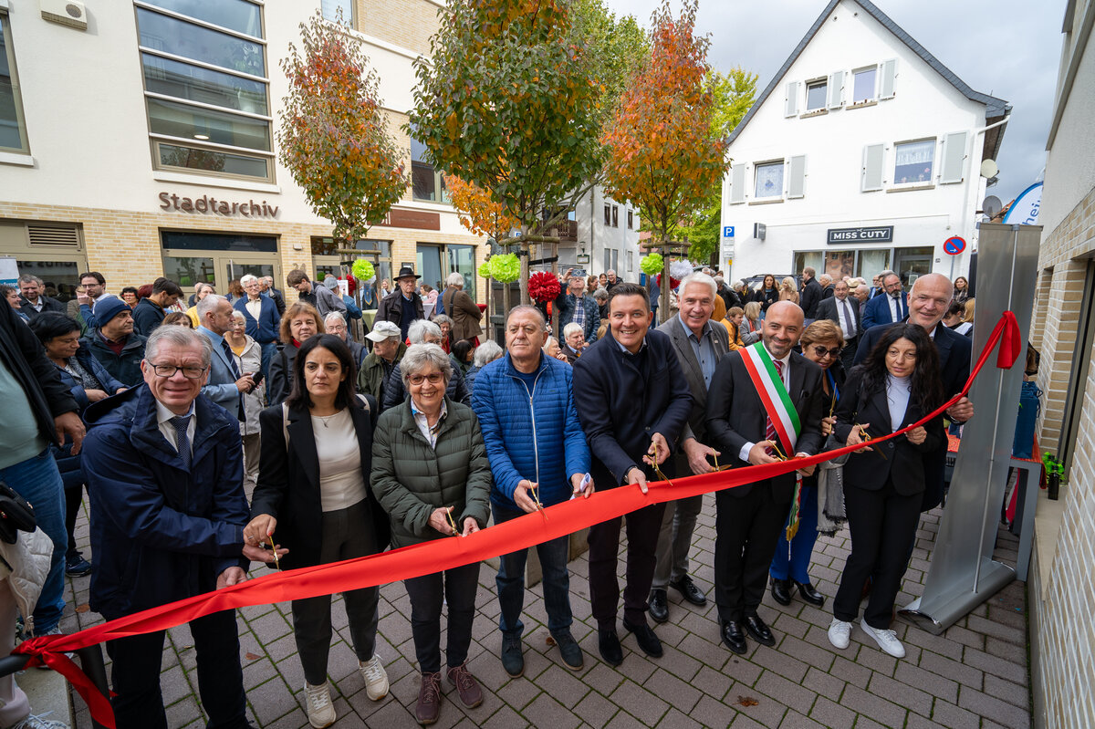 Benennung Buccino Platz Durschneiden des roten Bandes zur Eröffnung des Buccino Platzes