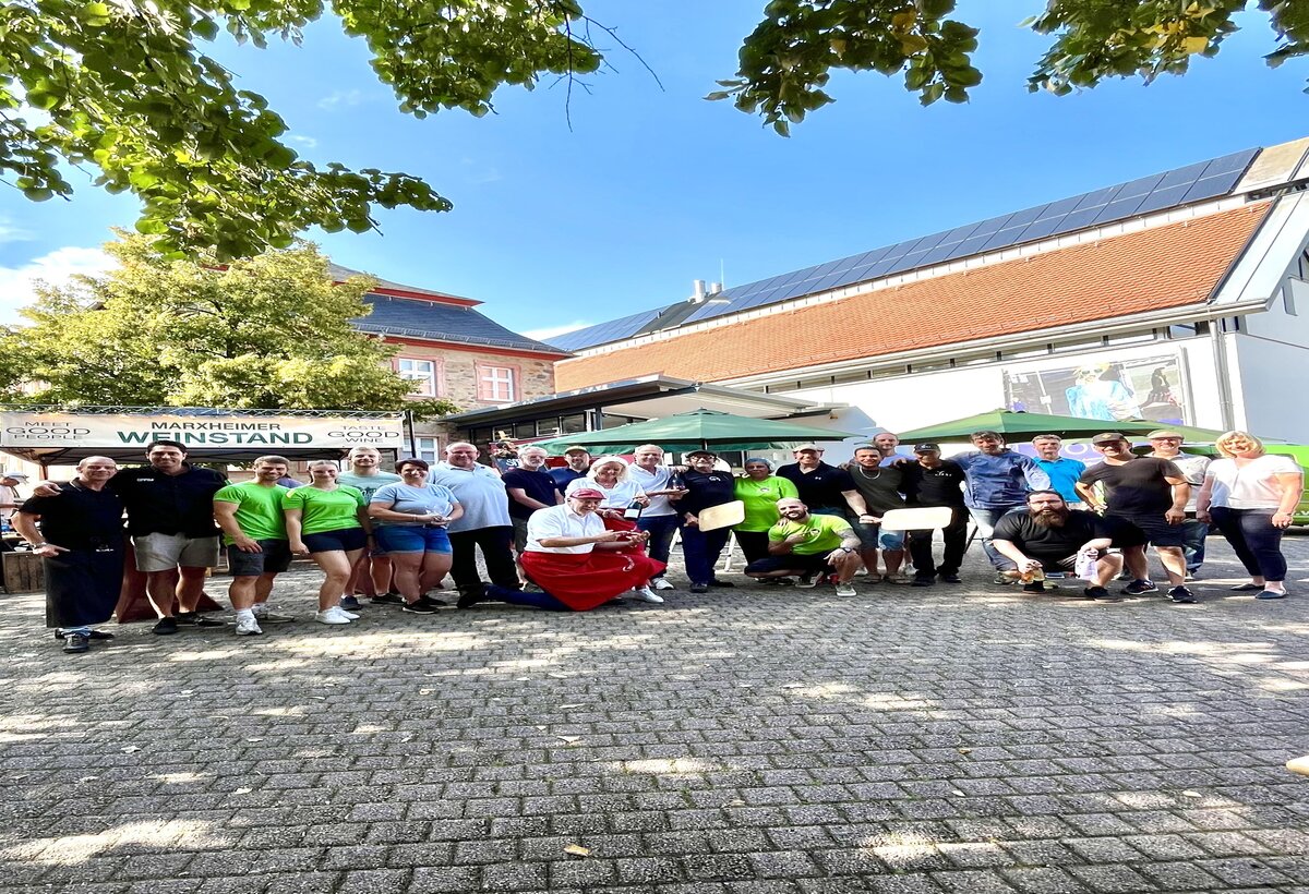 Die städtische Marktmeisterin Anja Seeharsch (rechts im Bild), gemeinsam mit den Ausstellern des Feierabendmarktes auf dem Ludwig-Meidner-Platz