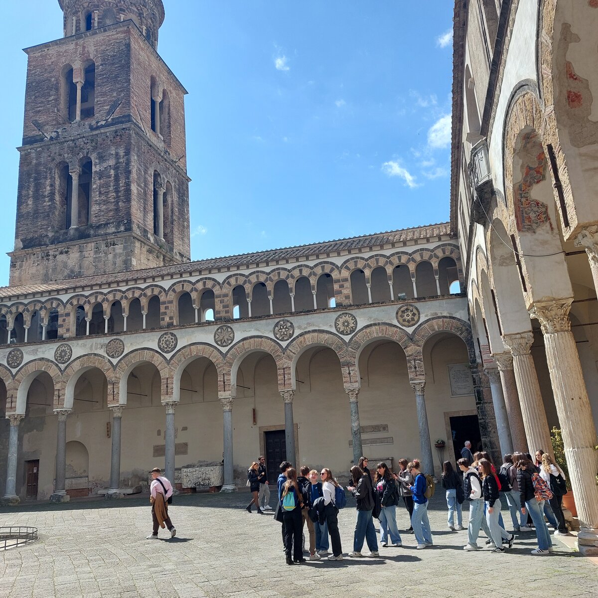 Schüler & Schülerinnen vor der Kathedrale San Matteo in Salerno
