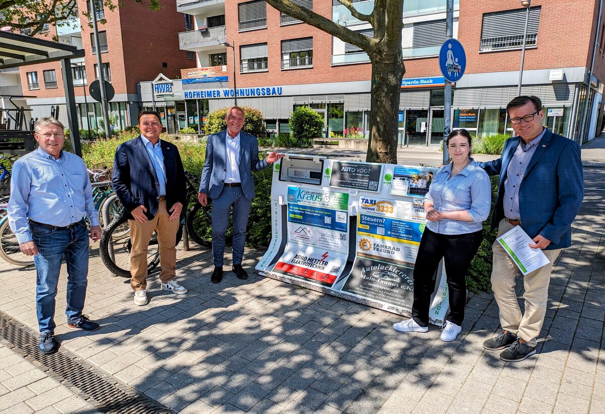 v.l.n.r.: Ulrich Disser, städtischer Umweltbeauftragter, Bürgermeister Christian Vogt, Erster Stadtrat Daniel Philipp, Klimaschutzmanagerin Monique Delbos und Wirtschaftsförderer Thorsten Kolar vor der E-Bike-Ladestation am Hofheimer Rathaus