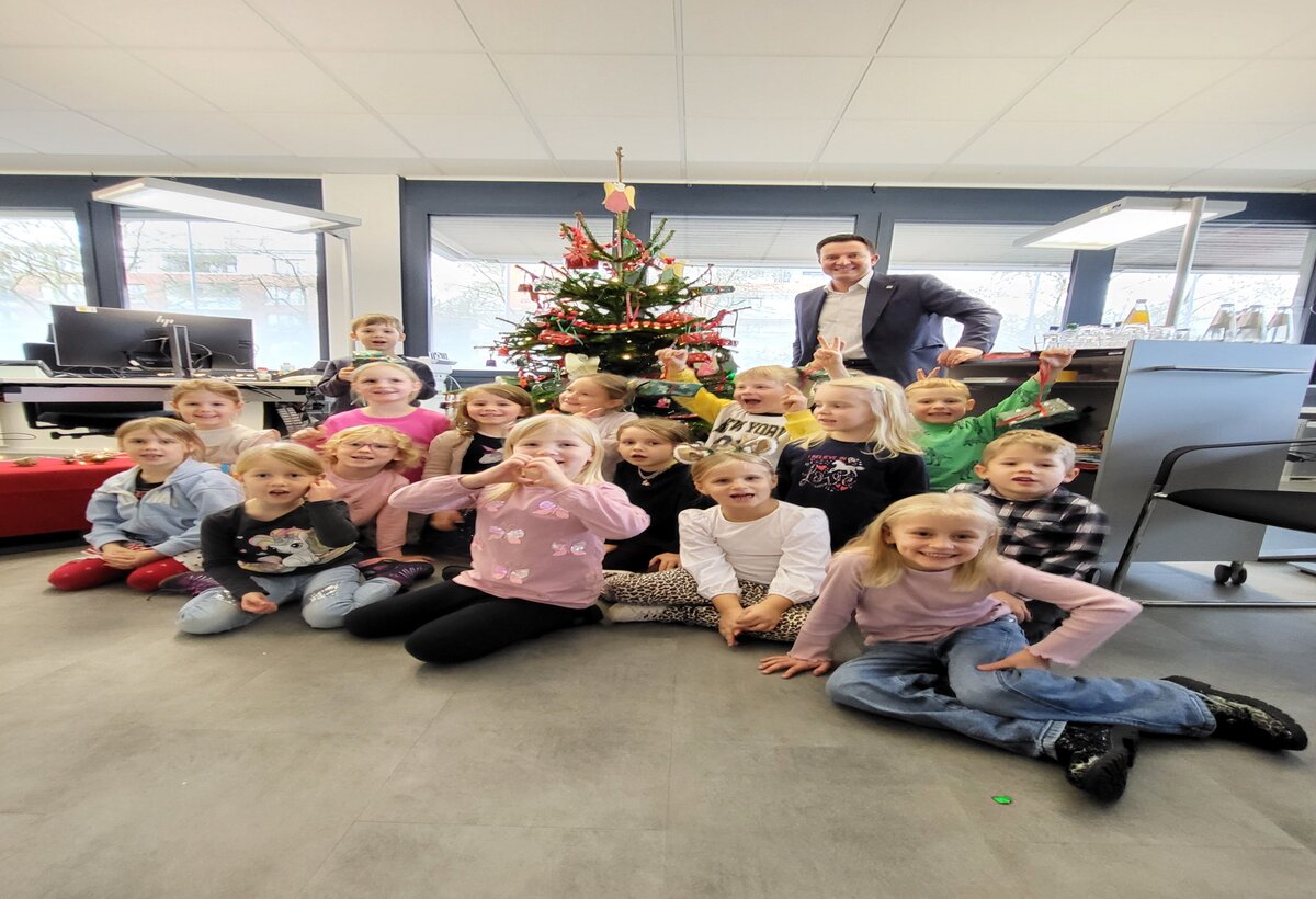 Glocken aus Joghurtbechern und Glitzersterne aus Eisstielen: Die Kinder aus dem Evangelischen Kindergarten Wildsachsen haben gemeinsam mit Bürgermeister Christian Vogt den Weihnachtsbaum im Rathaus geschmückt.