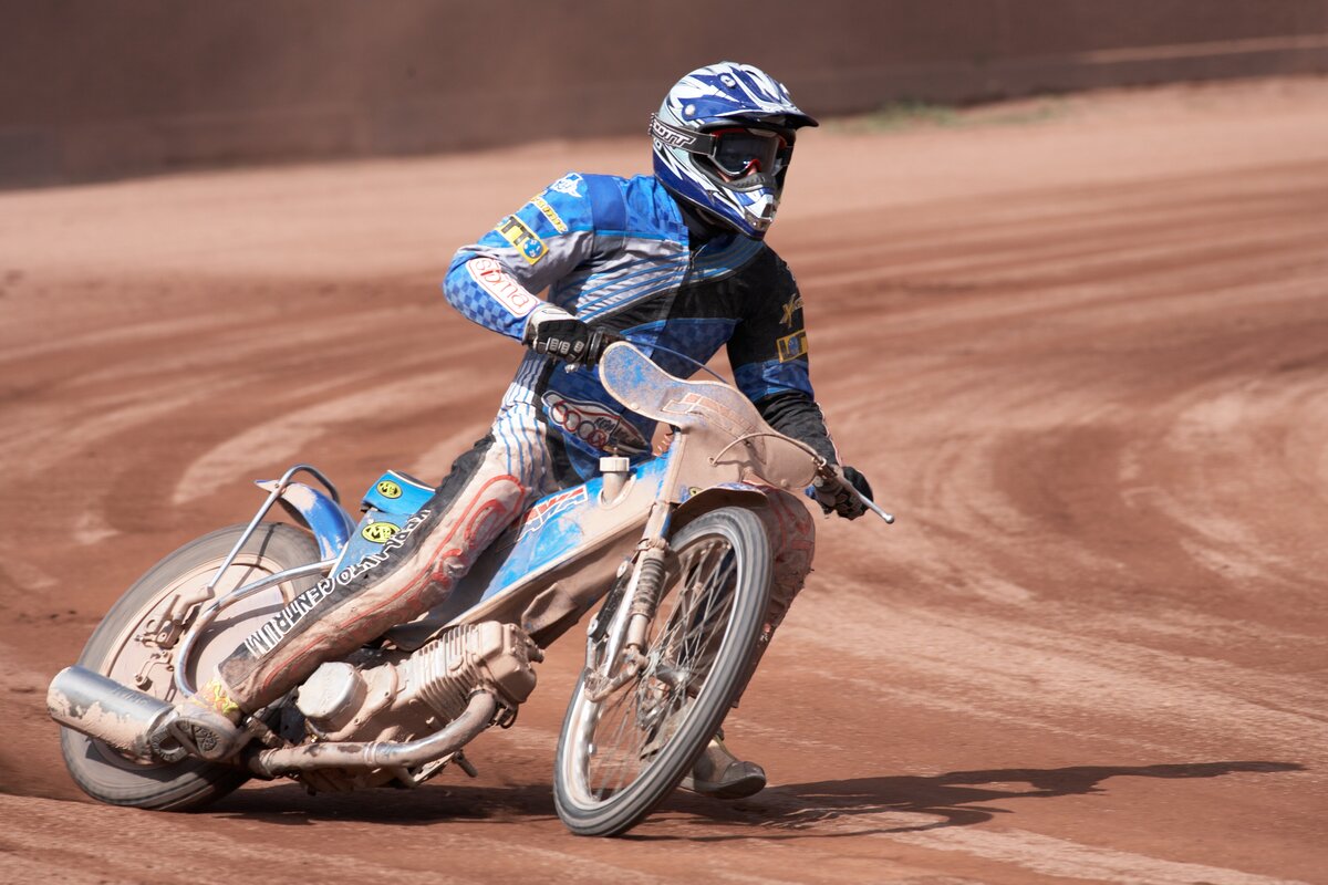 Motocross-Fahrer auf der Speedwaybahn