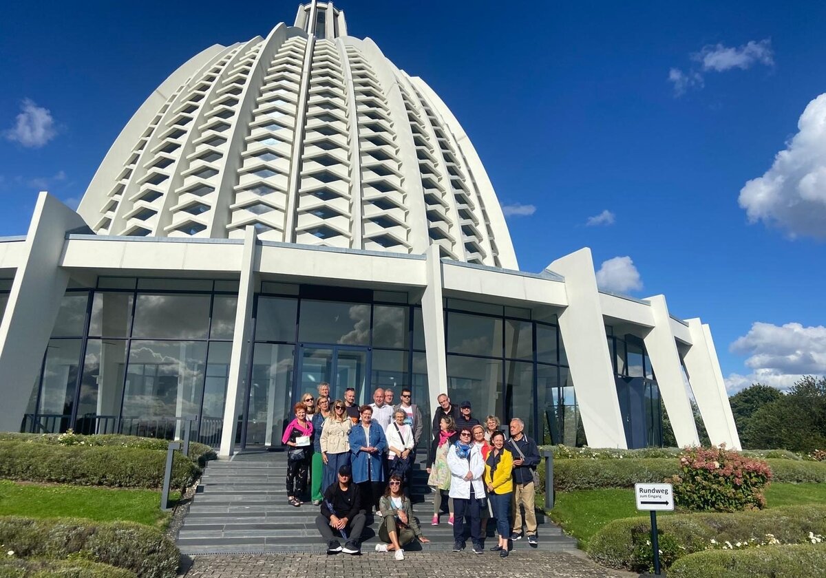 Gruppenfoto am Haus der Andacht in Langenhain
