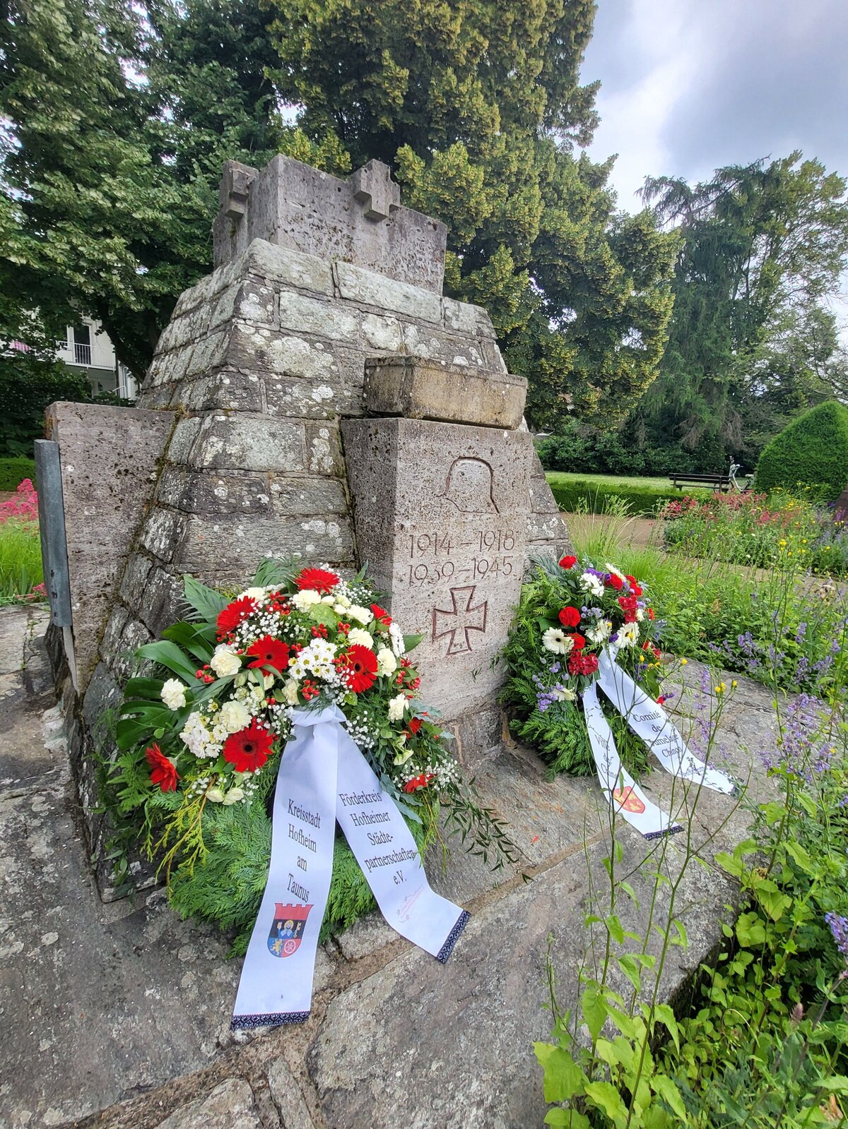 Kranzniederlegung mit dem Besuch aus Chinon 