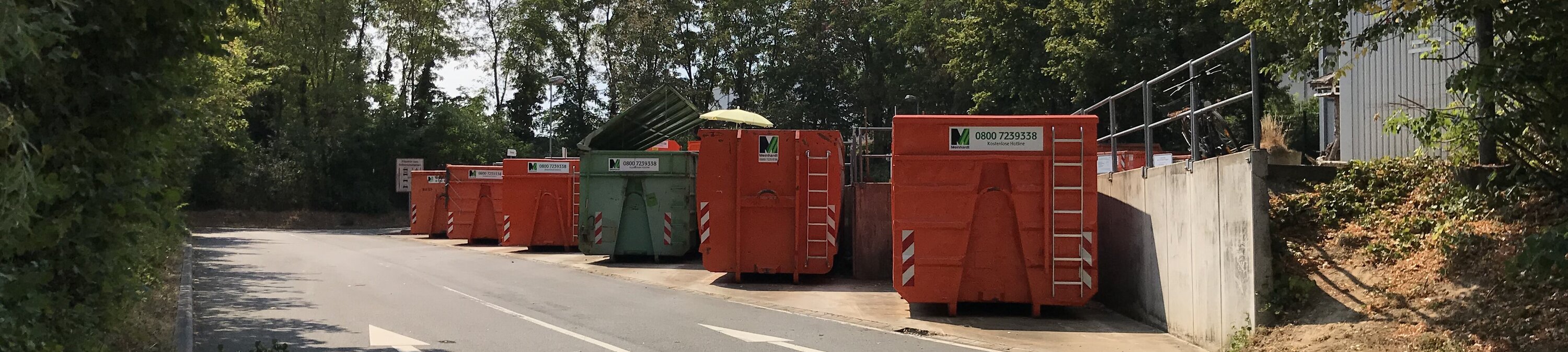 Wertstoffhof mit einigen Containern