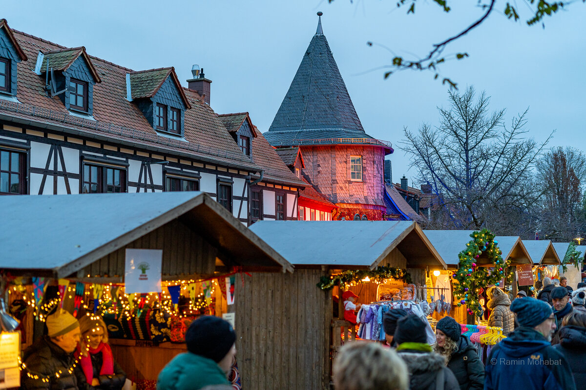 Buden auf dem Adventsmarkt der Kreisstadt Hofheim am Taunus