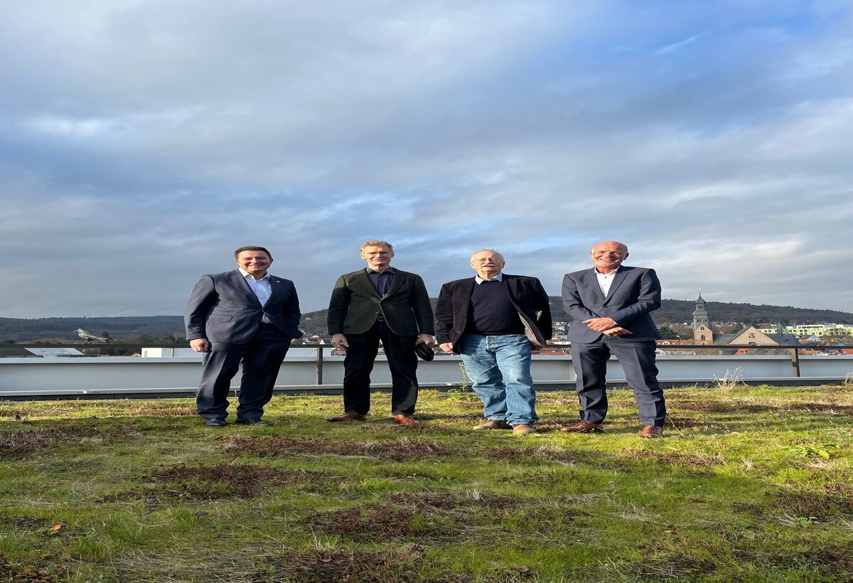 Bürgermeister Christian Vogt, Dr. Dirk Lorbach und Rainer Wegner von der Bürgerinitiative Umweltschutz-Taunus sowie der Erste Stadtrat Daniel Philipp auf dem Dach des Hofheimer Rathauses