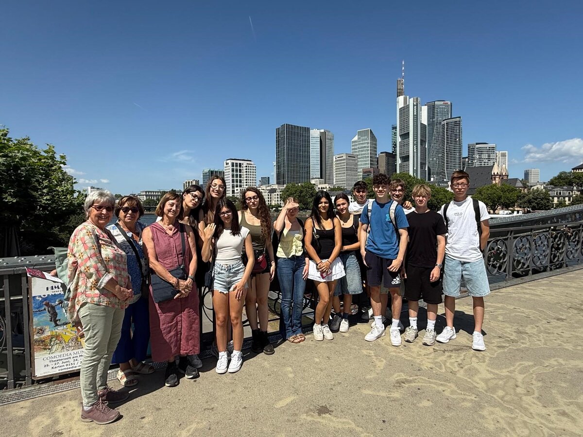 Gruppenfoto vor der beeindruckenden Frankfurter Skyline