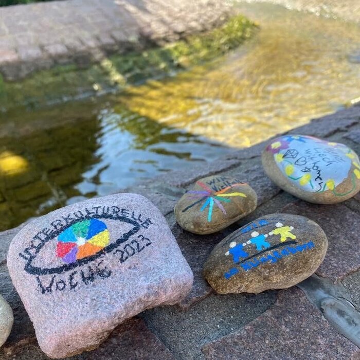 Bunt bemalte Steine am Bachlauf in Hofheims Innenstadt