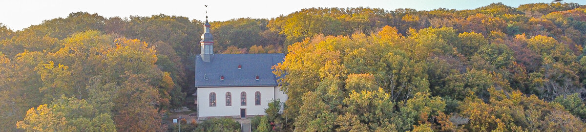 Bergkapelle im Herbst