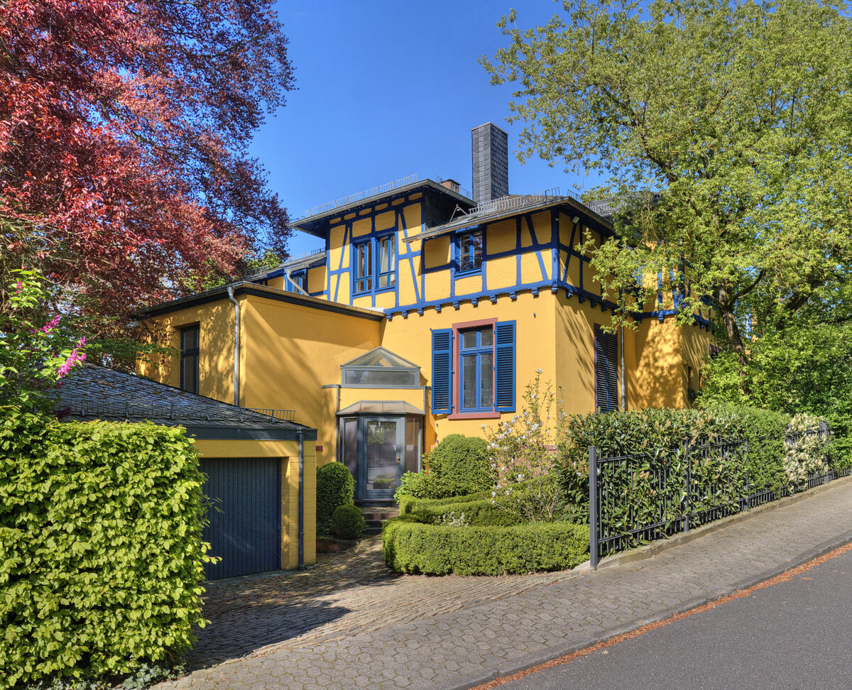 Das Blaue Haus (gelbe und blaue Außenfassade)