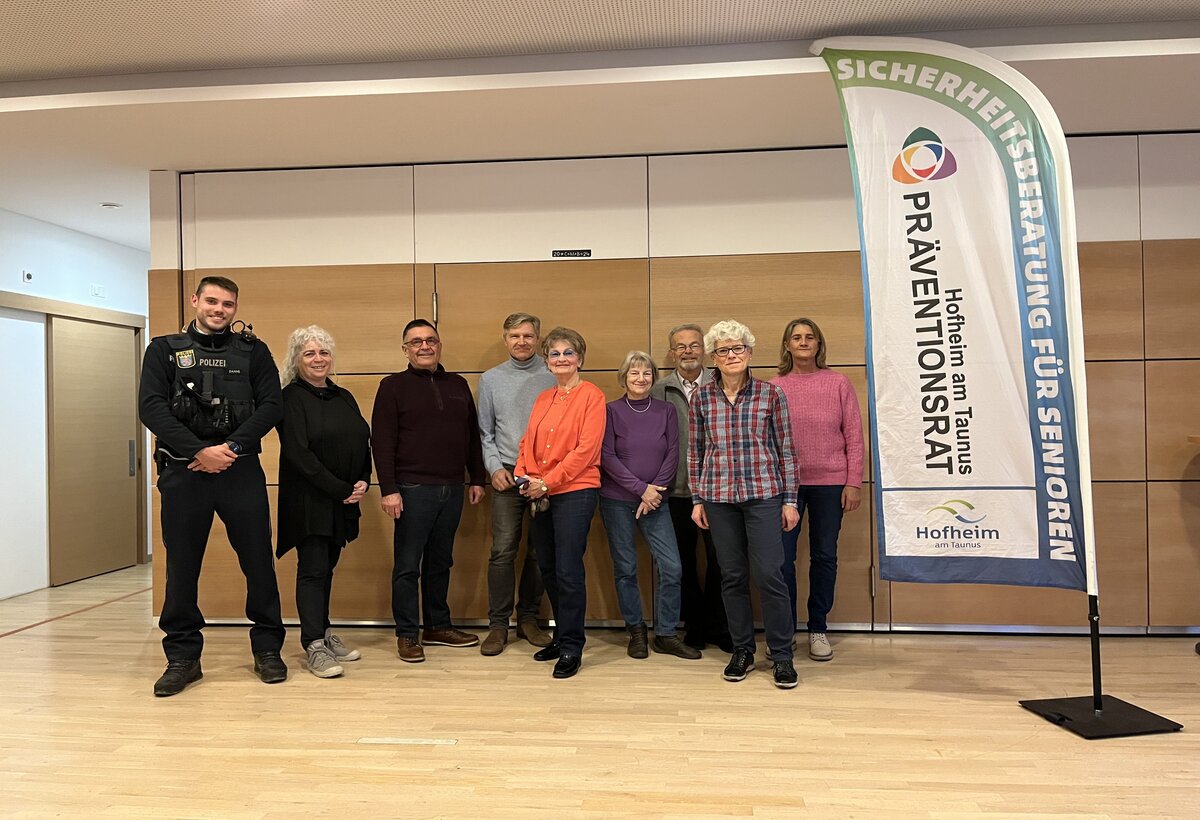 Gruppenbild der neuen Sicherheitsberater für Senioren mit Richard Danne