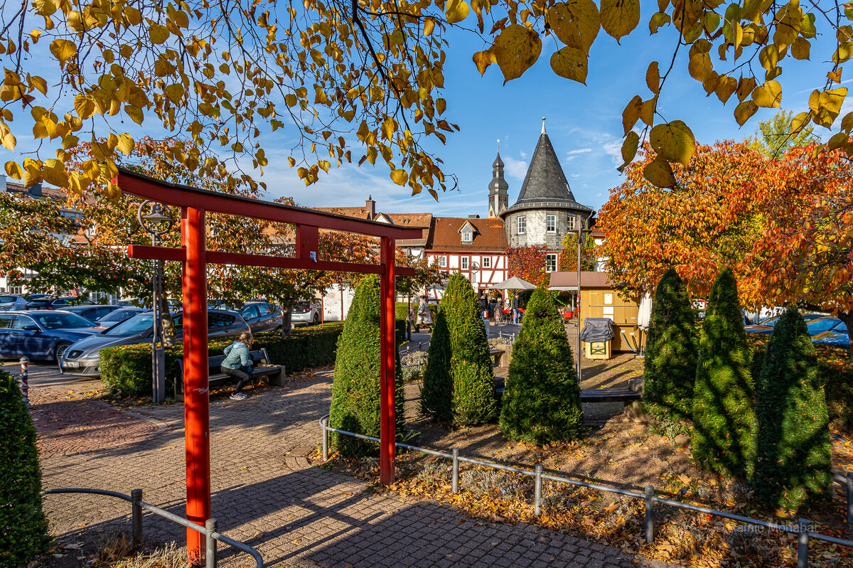 Platz am Untertor mit Türmchen im Hintergrund 