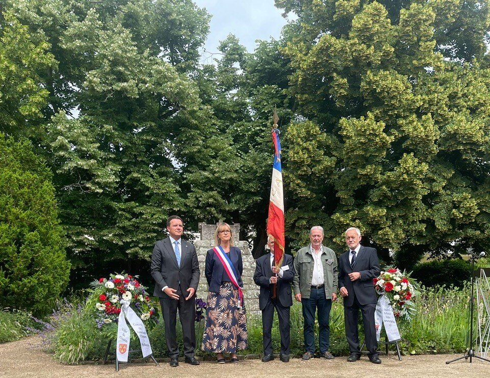 Kranzniederlegung mit dem Besuch aus Chinon 