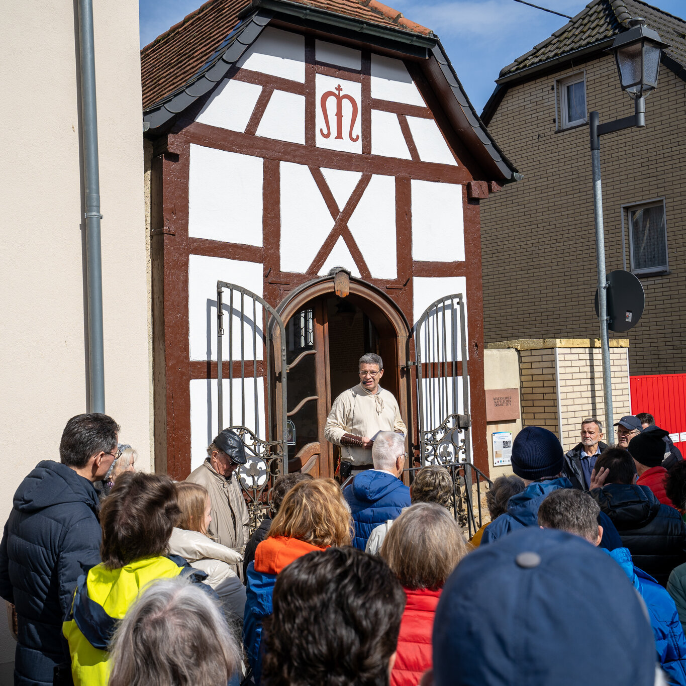 Stefan Schmelz, Vorsitzender des VHG Marxheim, führte die Interessierten durch den Stadtteil und präsentierte die historischen Tafeln.