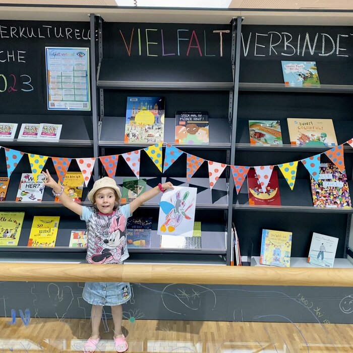 Kind vor Bücherregal