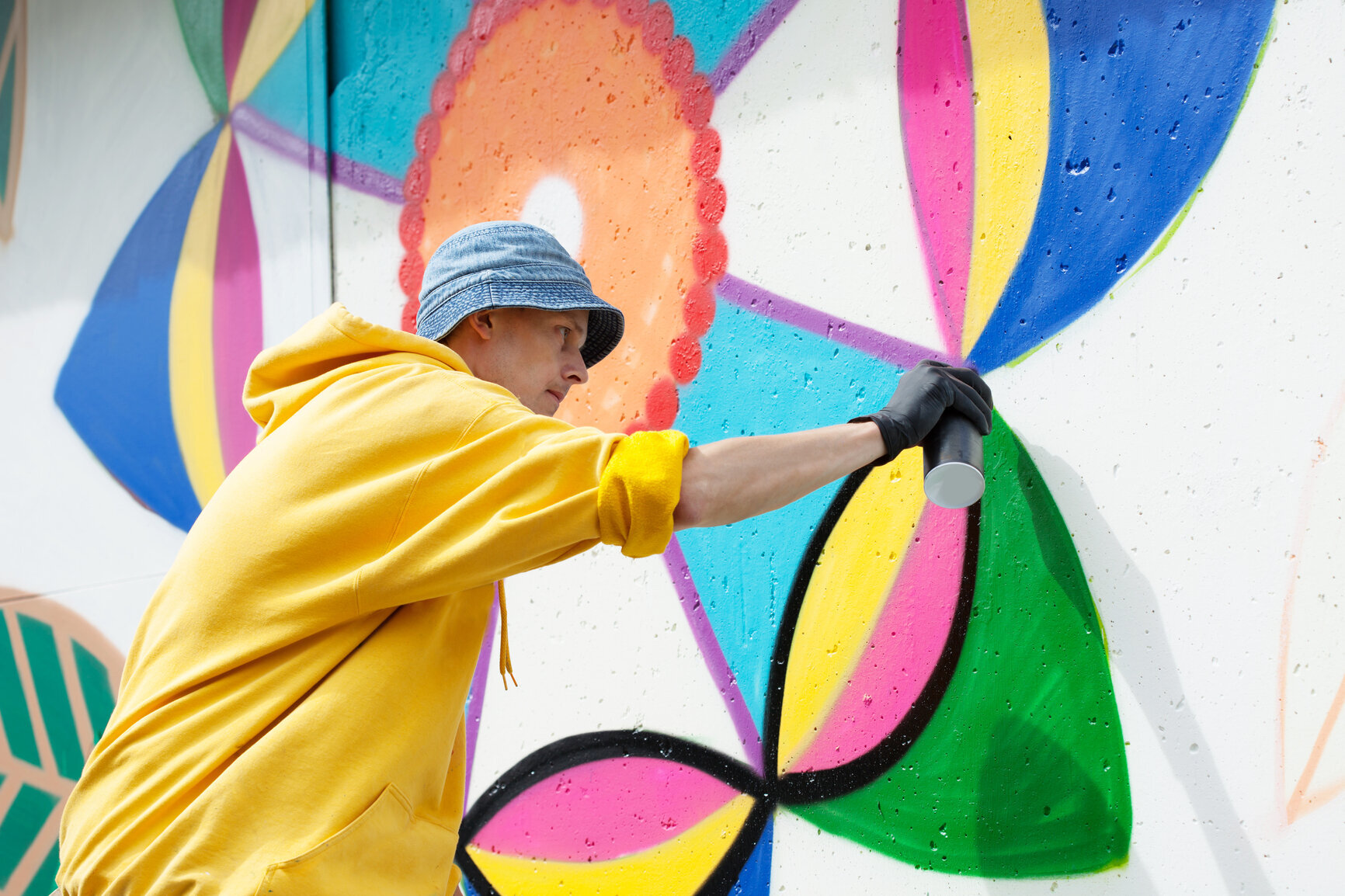 Jugendlicher sprüht Graffiti