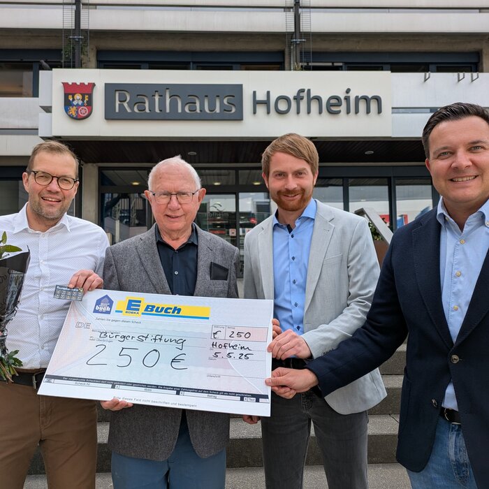 Edeka Buch Geschäftsführer Christian Buch, Vorsitzender des Stiftungsrats Dr. Winfried Rothweiler, Edeka Buch Marktleiter Carsten Sader und Bürgermeister Christian Vogt bei der Spendenscheckübergabe vorm Hofheimer Rathaus