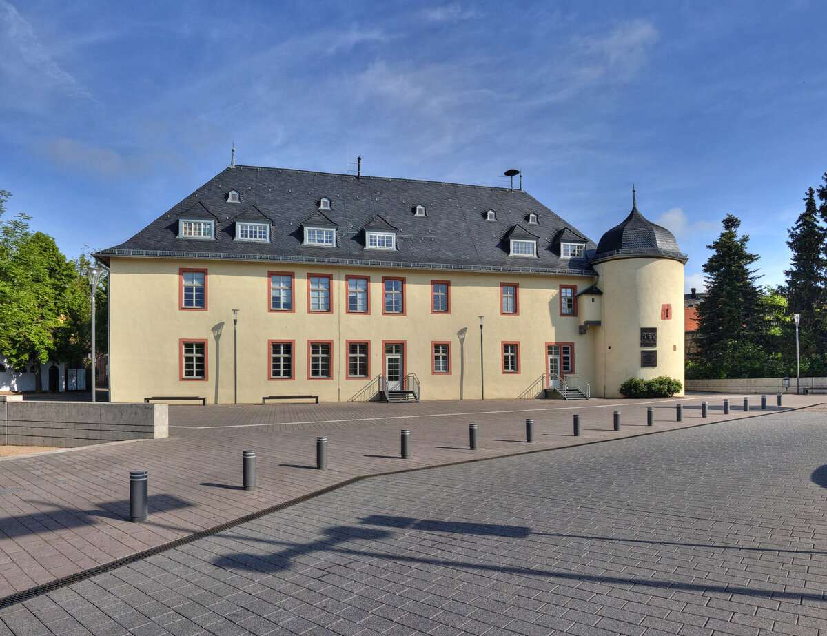 Blick von der Straße auf das Kellereigebäude mit Hexenturm