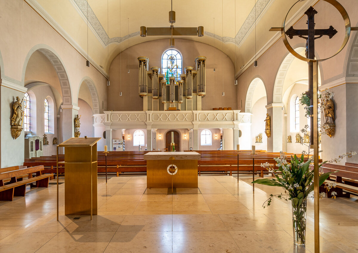 Innenansicht mit Blick auf den Altar