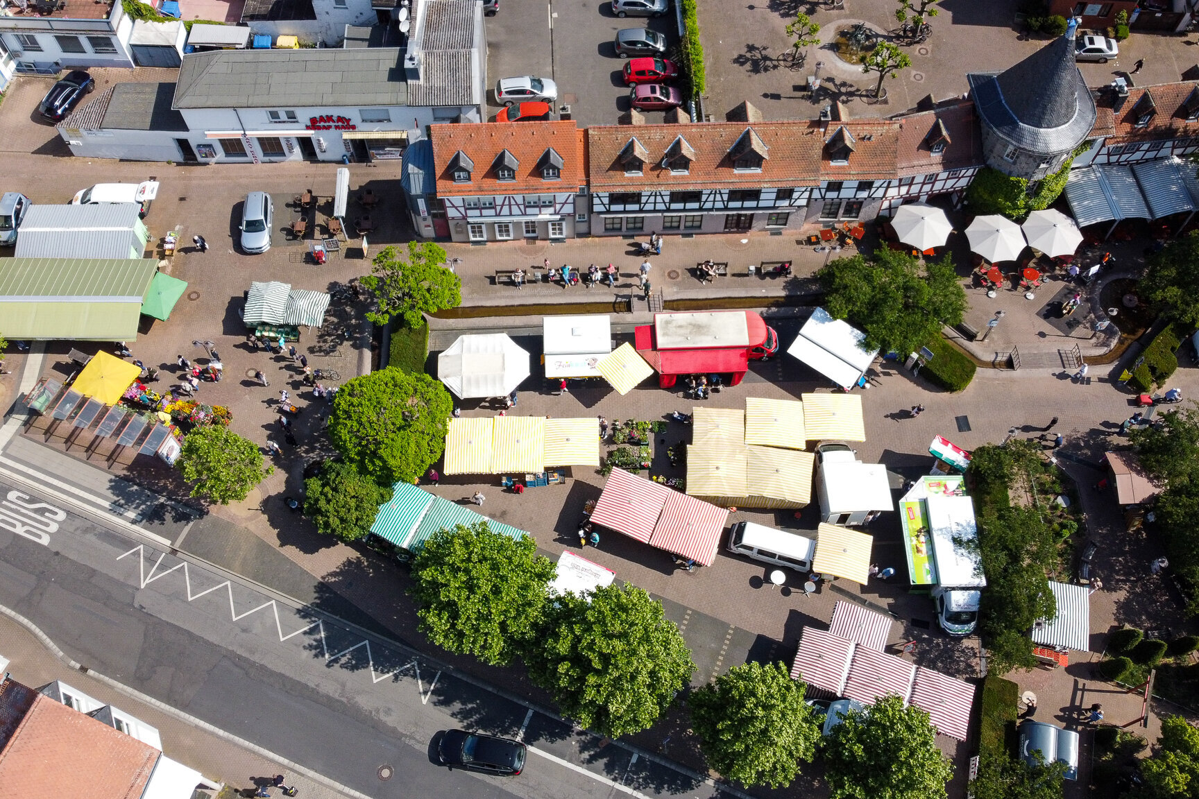 Wochenmarkt Kreisstadt Hofheim am Taunus mit Blick aus der Luft