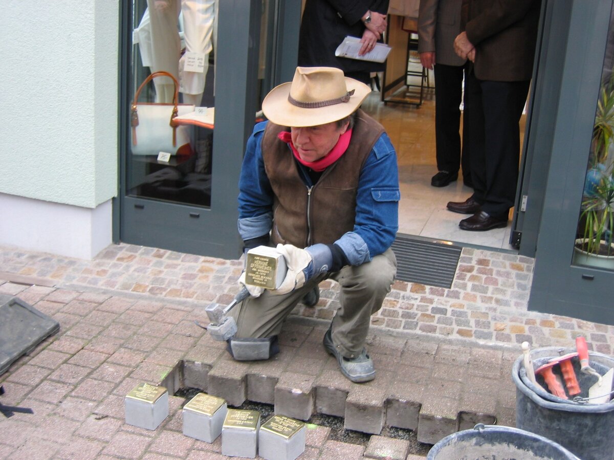 Gunter Demnig beim Verlegen der Stolpersteine