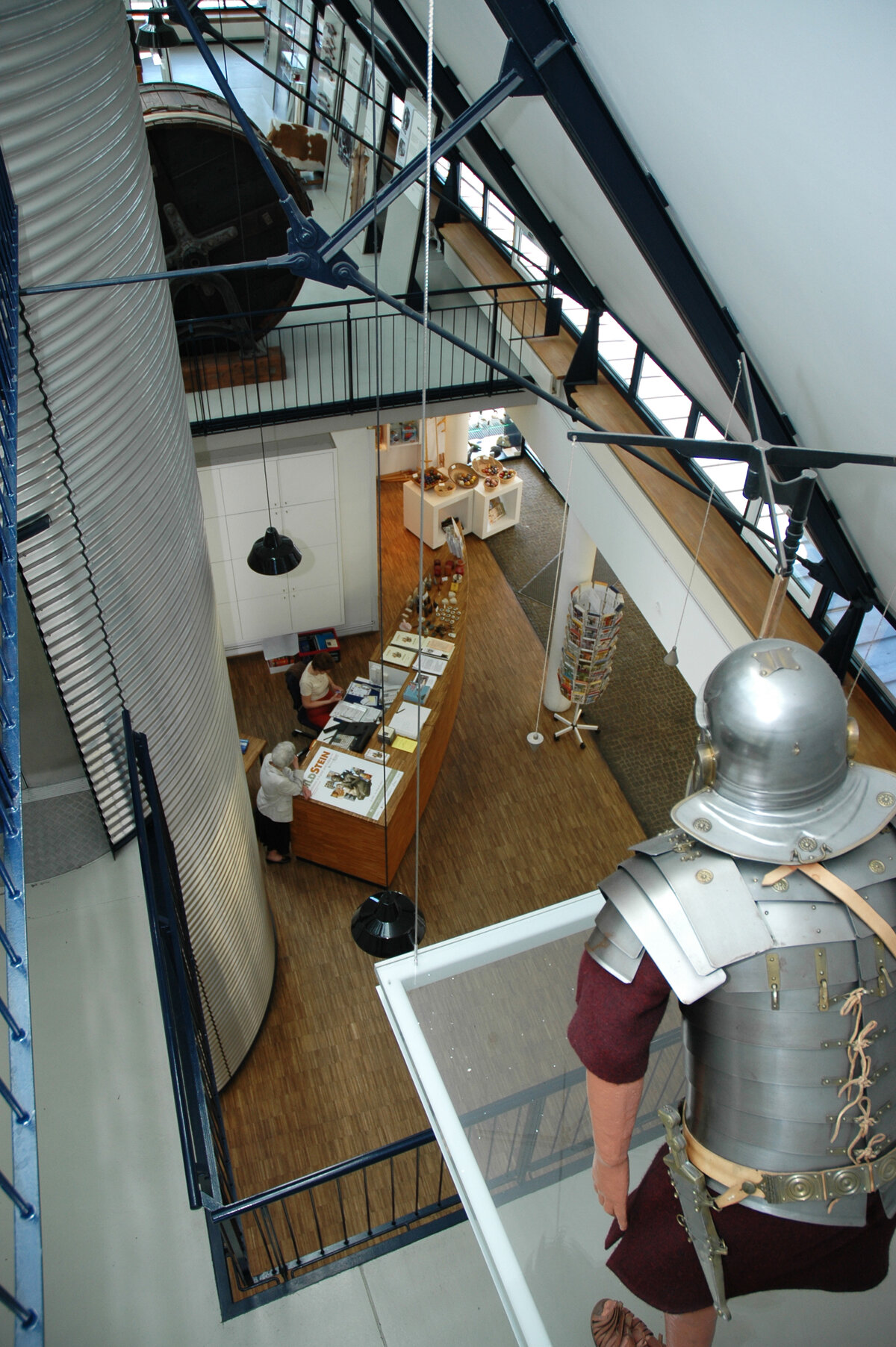 Blick in das Innere des Museums mit Römer auf Empore