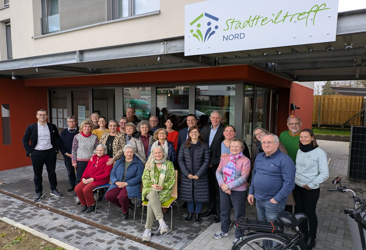 Das Foto zeigt den Vorstand des Caritasverbands Taunus, Ludger Engelhardt-Zühlsdorff (7. von rechts) und Eugenie Riffel (davor), Bürgermeister Vogt (links daneben) und der Vorsitzende der HWB-Geschäftsführung, Norman Diehl (ganz links), sowie Mitarbeiterinnen von Caritas und HWB und die Ehrenamtlichen der Familien Nord und Marxheim