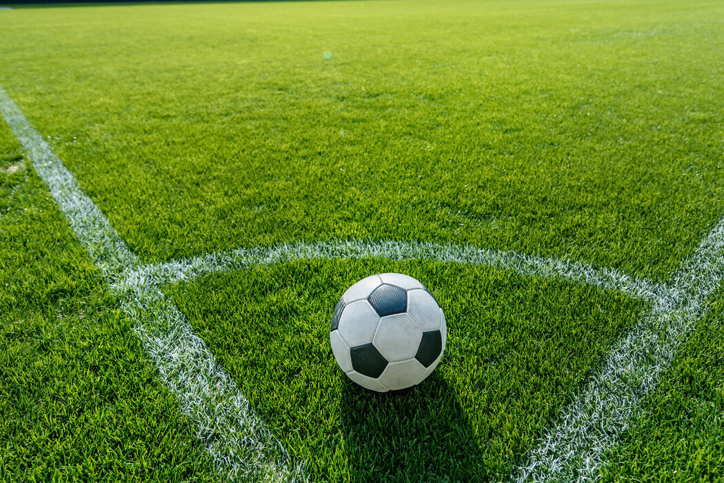 Fußball liegt im Stadion zum Eckball bereit