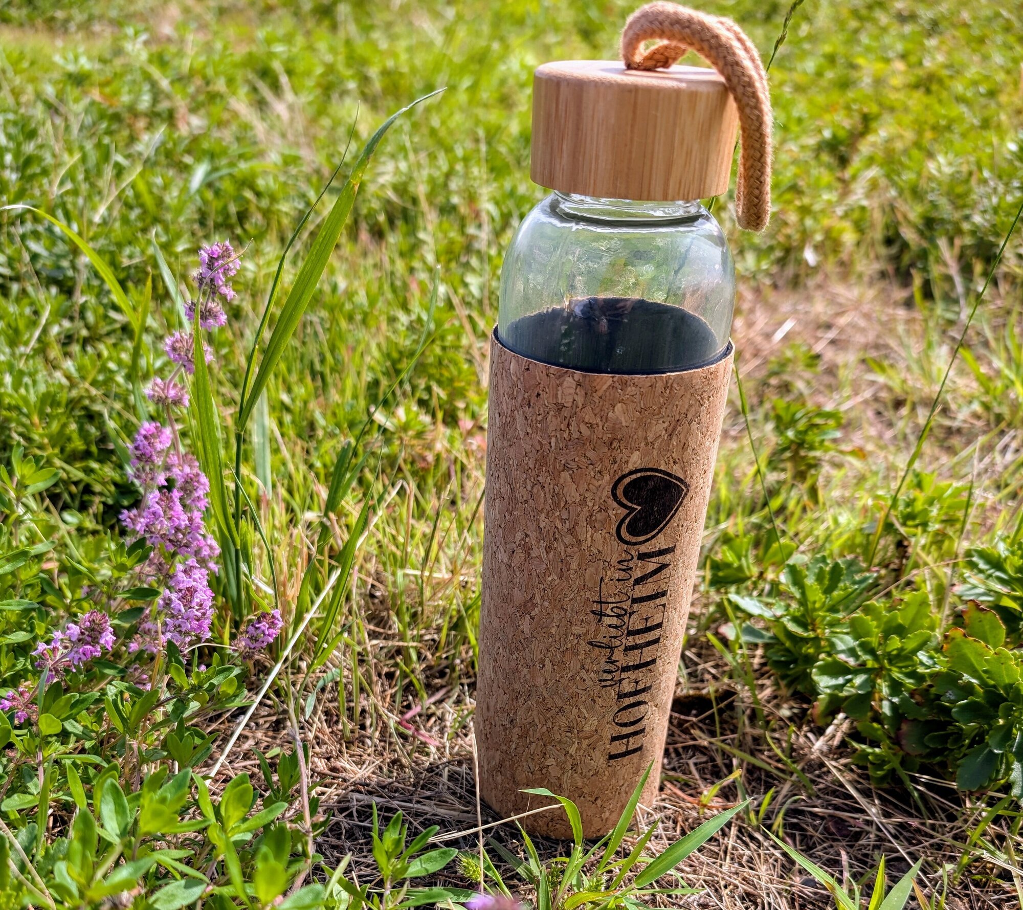 Glas-Trinkflasche "verliebt in Hofheim" mit Korkhülle