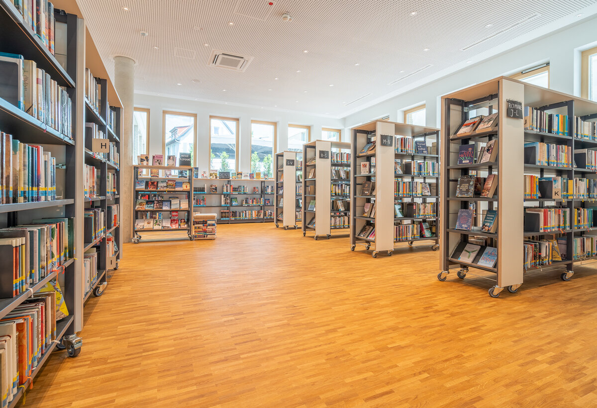 Bücherregale in der Stadtbücherei