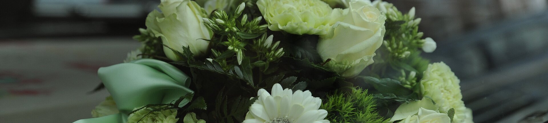 Blumengesteck am Sarg