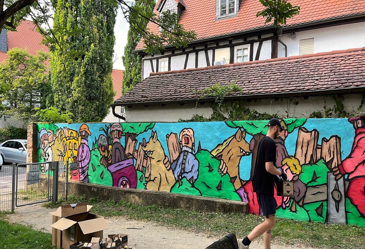 bunte Mauer am Spielplatz Schießberg (Graffiti) so soll auch der Aufgang zum Parkhaus am Bahnhof werden