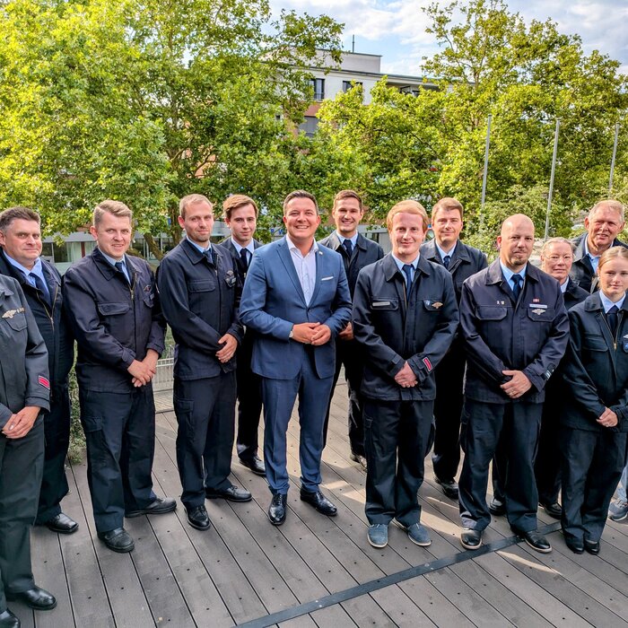 Foto: Der neue Wehrführer Ragnar Grünewald (vorne Zweiter von rechts), sein neuer Stellvertreter Philipp Landmann (vorne Dritter von rechts) mit Bürgermeister Christian Vogt (Mitte) und Stadtbrandinspektor Dr. Andreas Schrell (hinten rechts), seinem Stellvertreter Sebastian Ritzheim (Vierter von links) sowie Kameradinnen und Kameraden der Feuerwehr Hofheim-Kernstadt.