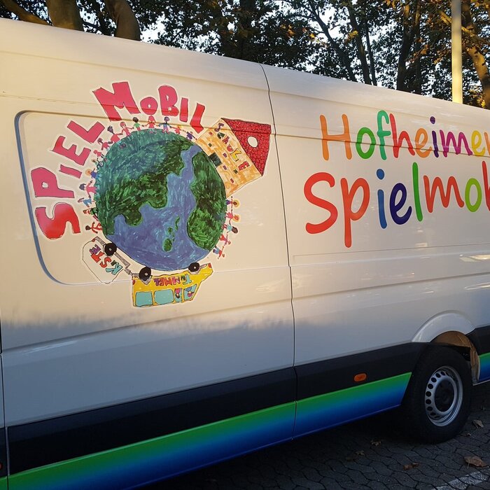 Bus des Spielmobils von der Seite