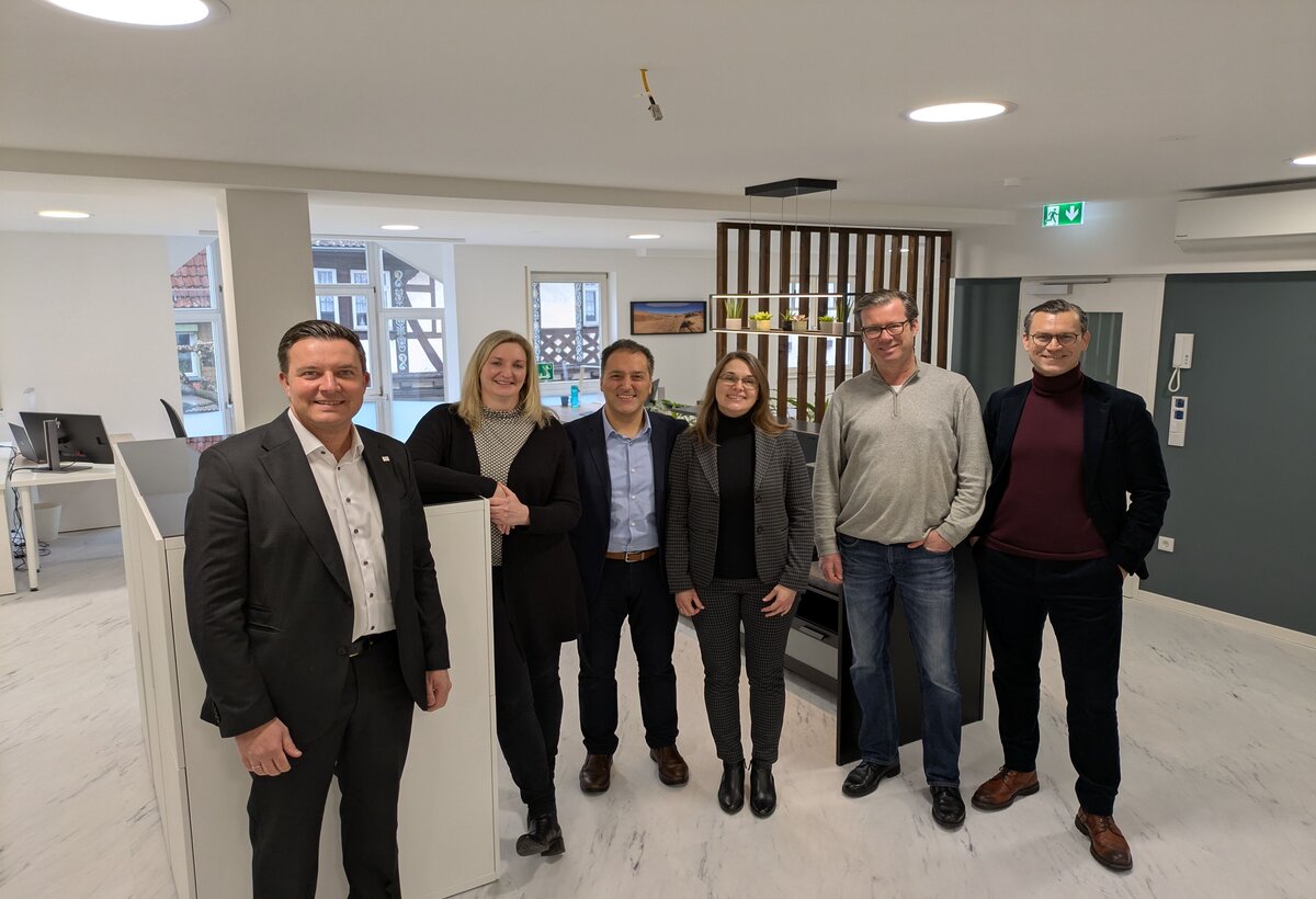 Zur Begrüßung kamen von links Bürgermeister und HWB-Aufsichtsratsvorsitzender Christian Vogt, Leiterin des HWB-Gebäudemanagements Andrea Barz, Omid und Anne Behimehr, Hofheims Wirtschaftsförderer Thorsten Kolar und der Vorsitzende der HWB-Geschäftsführung Norman Diehl vorbei.