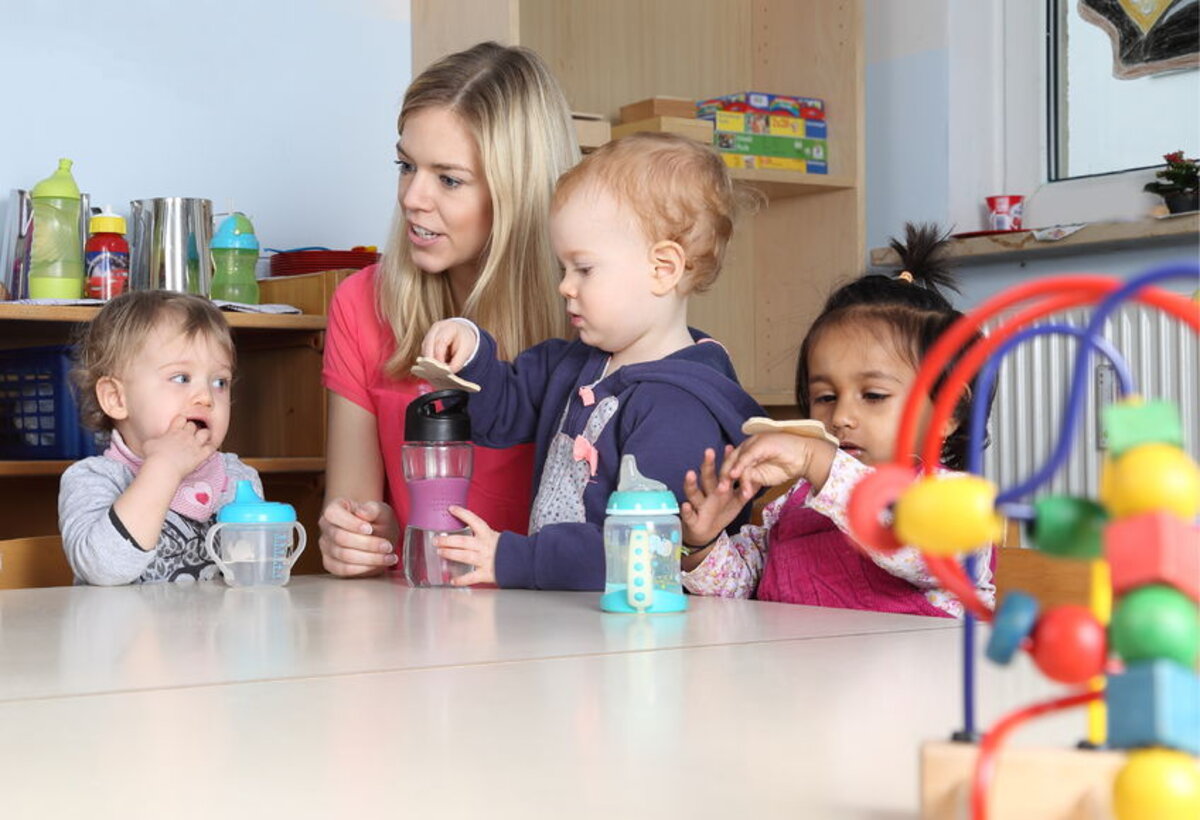 Frau betreut mehrere Kleinkinder 