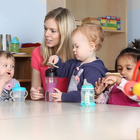 Frau betreut mehrere Kleinkinder 