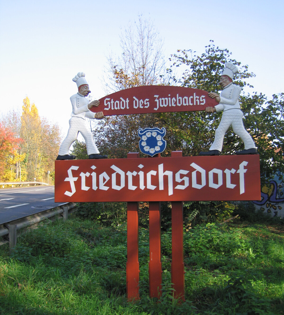 Dieses Schild weißt noch heute auf die große Bedeutung hin, die der Zwieback einst für die Stadt Friedrichsdorf hatte 