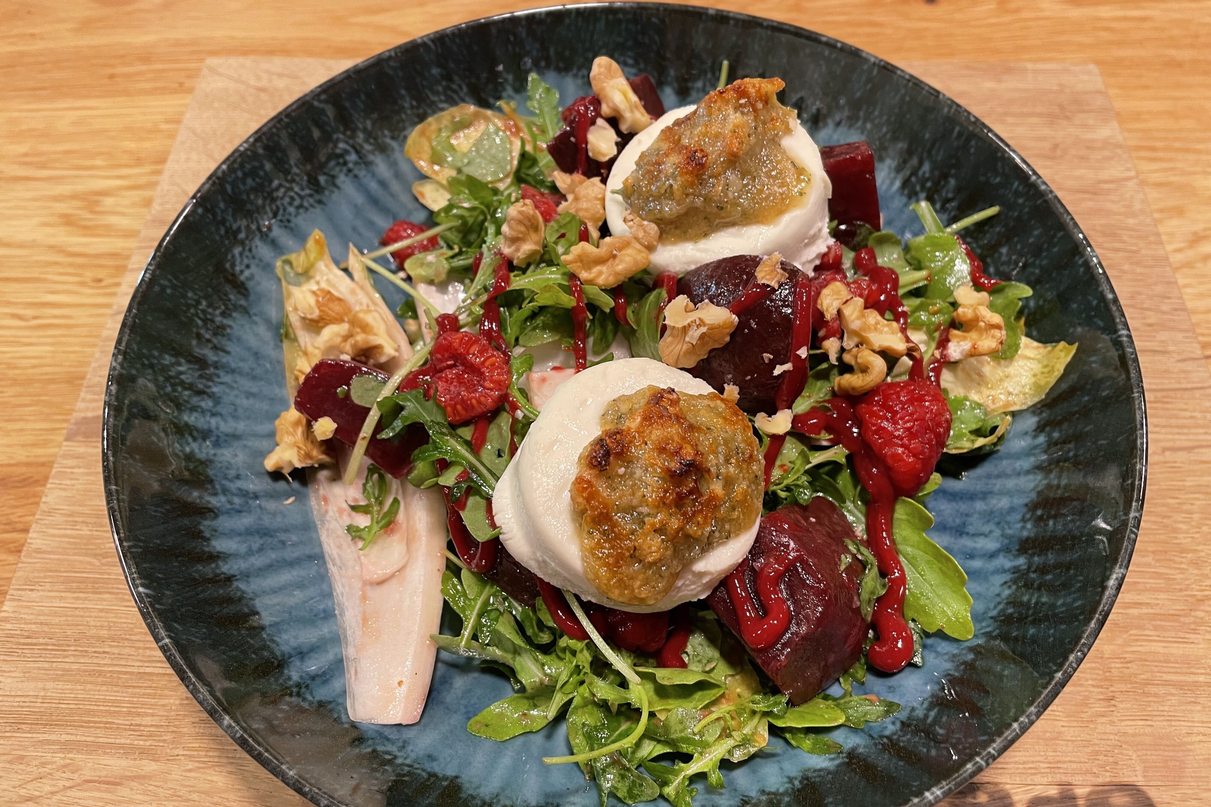 Frisch zubereiteter Salat mit saisonalen Zutaten