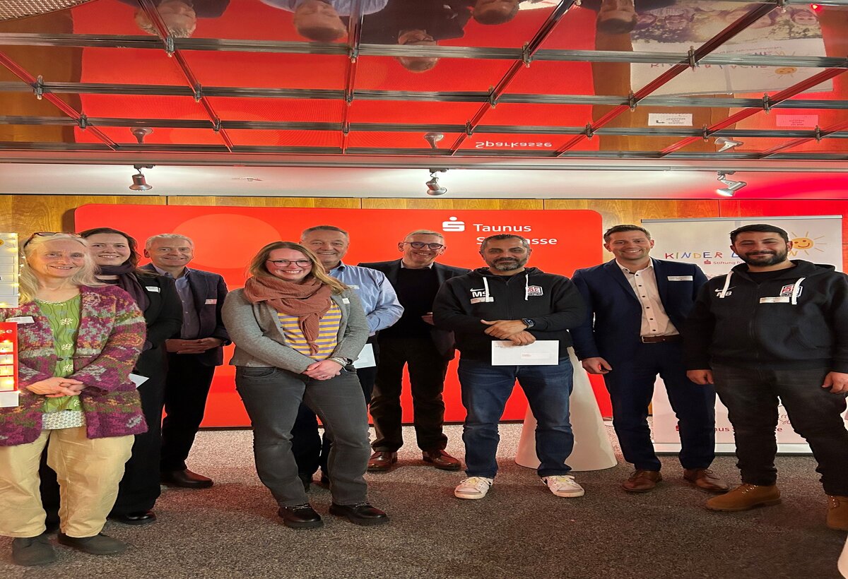 Esther Mundhenke, Caritasverband Main-Taunus, Angela Böhmer, Kreisstadt Hofheim am Taunus sowie Landrat und Vorstandsmitglied der Stiftung Michael Cyriax gemeinsam mit Markus Franz, Vorstandsmitglied der Taunus Sparkasse und Stiftungsbotschafter Justus Weitzel sowie weiteren Spendenempfängern bei der Übergabe im Landratsamt.