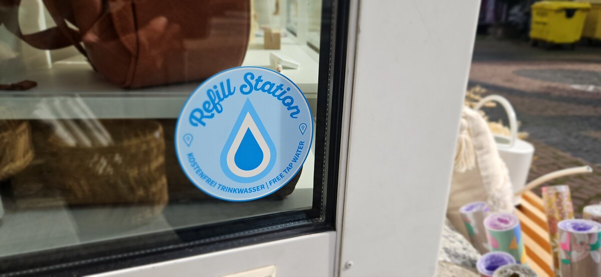 Refill Aufkleber an der Fensterscheibe eines Einzelhandelsgeschäftes
