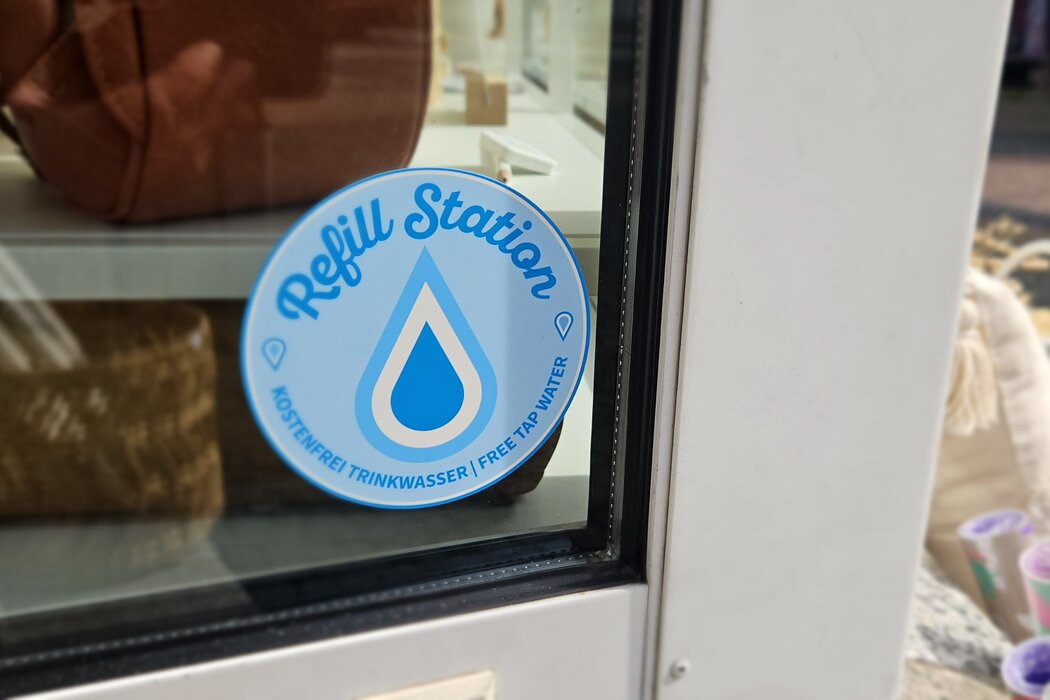 Refill Aufkleber an der Fensterscheibe eines Einzelhandelsgeschäftes