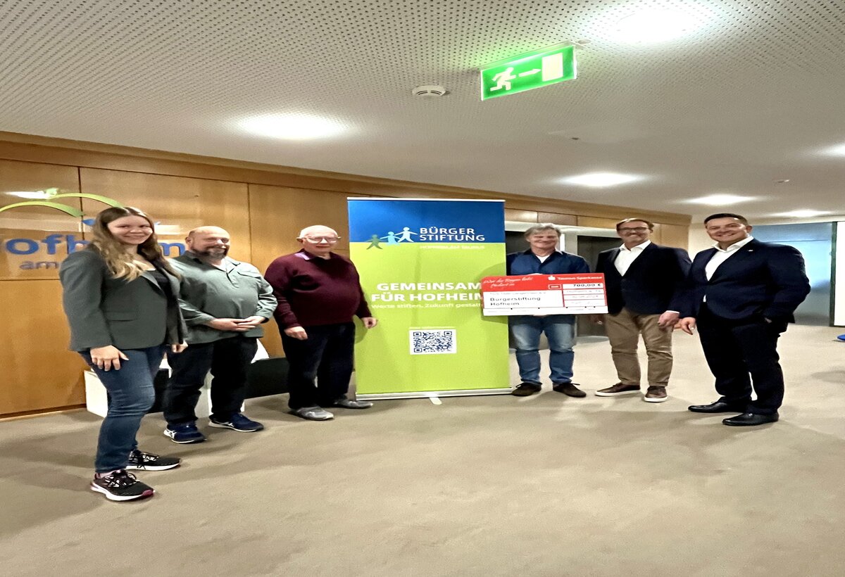 v.ln.r.: Die städtische Mitarbeiterin Jessica Nelle, TGS Vorstandsmitglied Gerald Gräser, Dr. Winfried Rothweiler, Vorsitzender des Stiftungsrates der Bürgerstiftung, TGS Vorstandsmitglieder Stefan Anton und Carsten Wulle sowie Bürgermeister Christian Vogt bei der Übergabe des Spendenschecks im Hofheimer Rathaus.